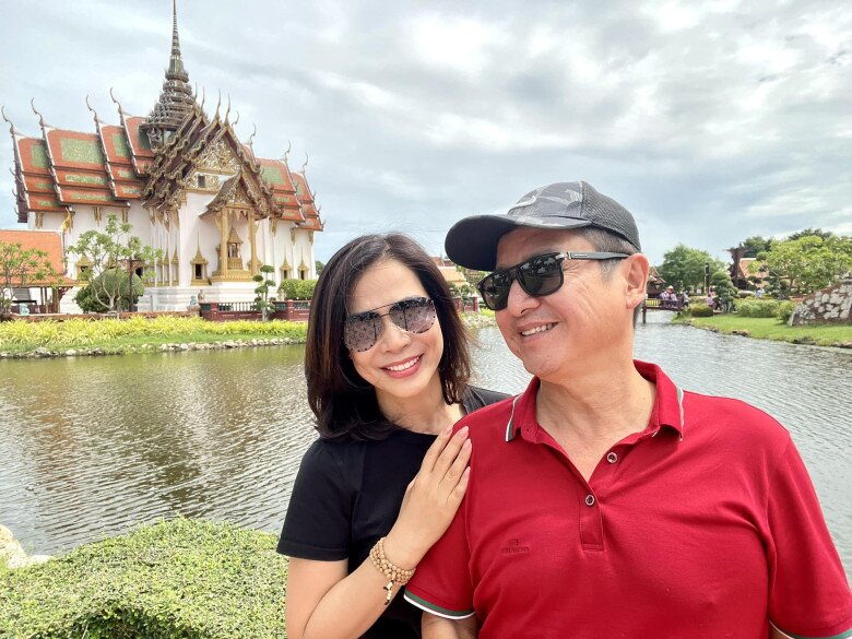 NSƯT Chí Trung thường xuyên đưa Ý Lan đi du lịch, tâm sự những vui buồn cuộc sống với nhau.