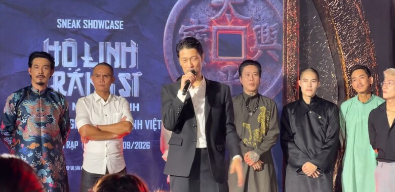 Đăng Trần trong buổi showcase phim diễn ra tại TP.HCM, cùng với Johnny Trí Nguyễn, Quách Ngọc Ngoan và dàn nghệ sĩ.
