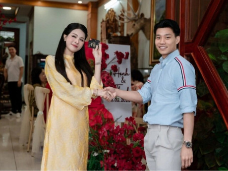 Văn Thanh tặng bạn gái "thẻ đen" trong lễ dạm ngõ