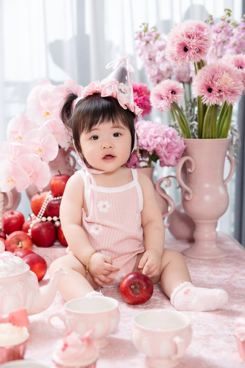Bé Anya được nhiều khán giả yêu mến bởi ngoại hình bụ bẫm, đáng yêu.