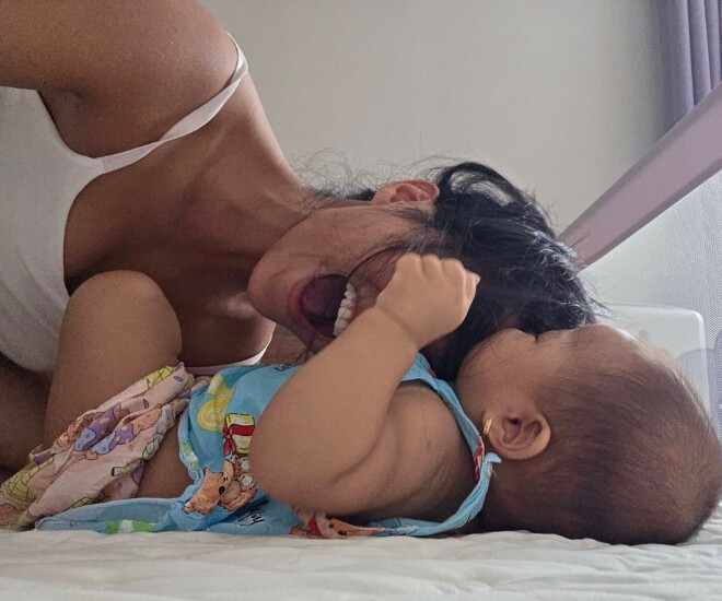 Hoa hậu H’Hen Niê bị ái nữ túm chặt tóc, “dở khóc dở cười” rũ bỏ hình tượng khi chăm con.