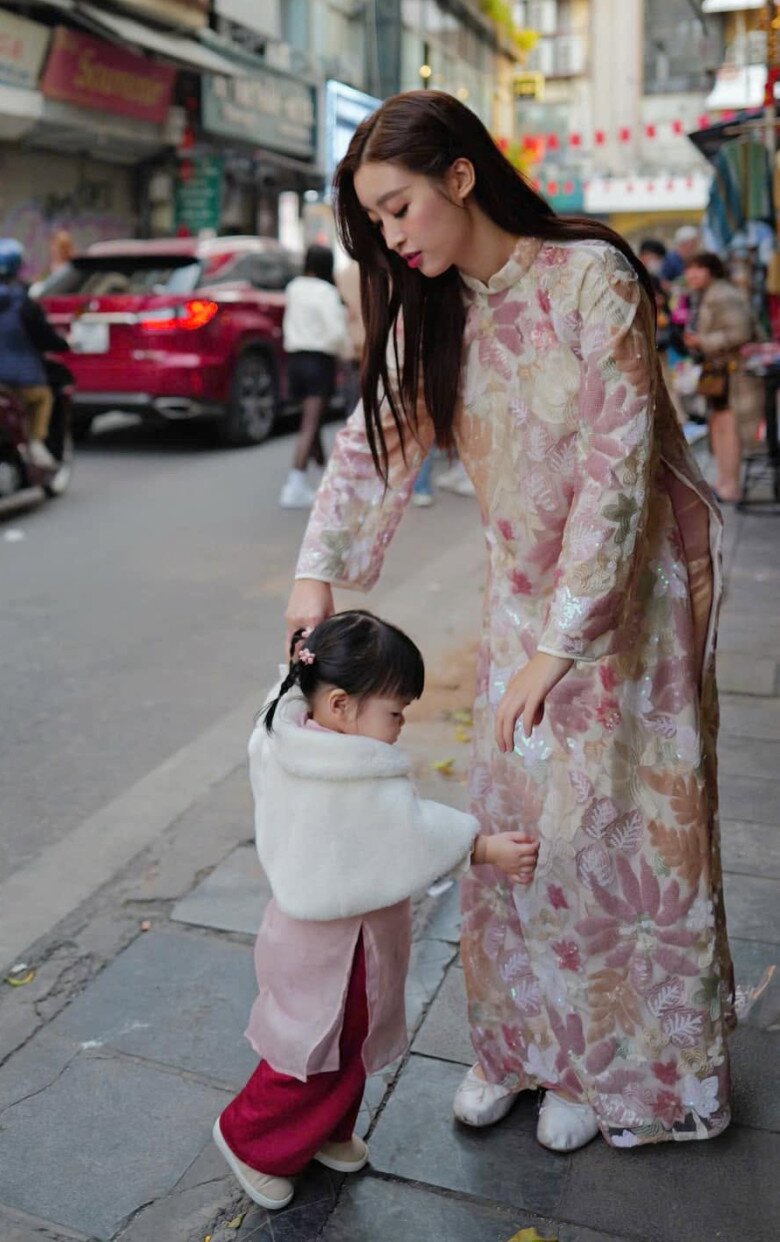 Hoa hậu Đỗ Mỹ Linh tiết lộ con gái đầu lòng có tính cách trái ngược hoàn toàn với mình.