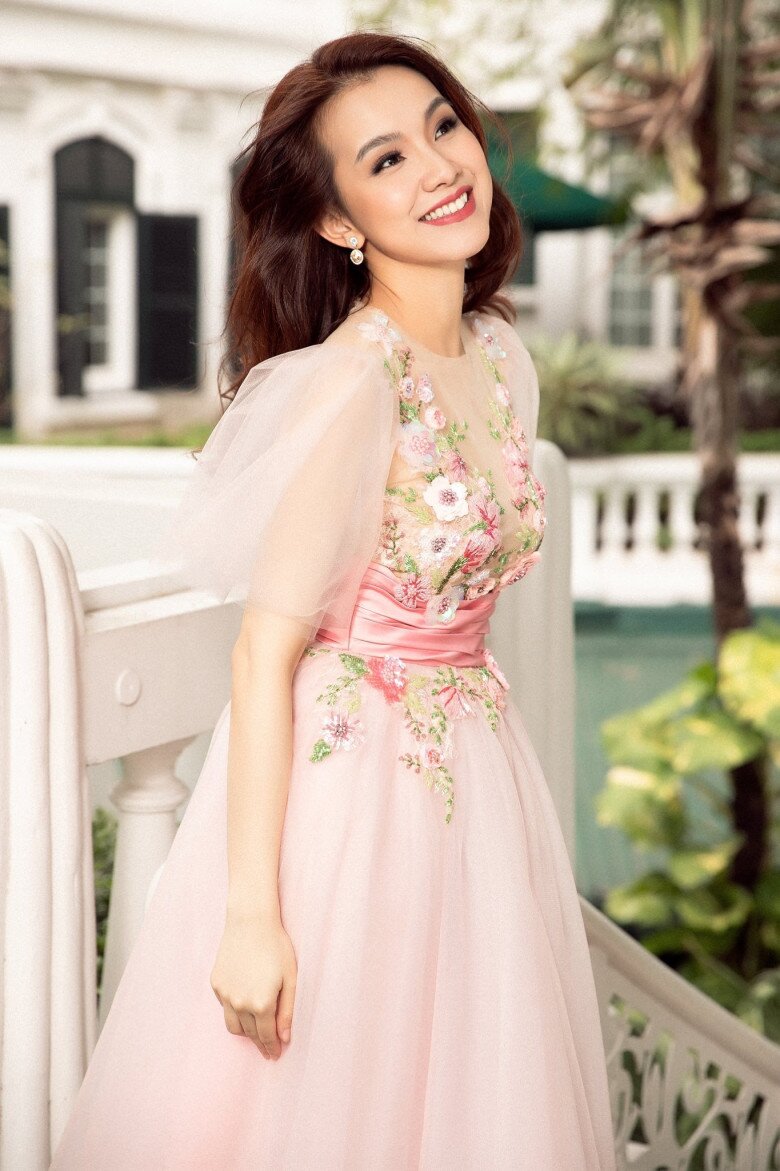 Hoa hậu Thùy Lâm không được mẹ và chồng ủng hộ nhuộm tóc.