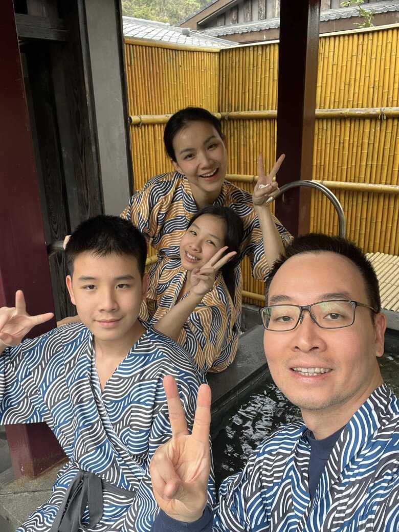 Gia đình hạnh phúc của Hoa hậu Thùy Lâm và chồng Tiến sĩ.