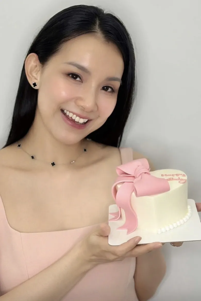 Hoa hậu Thùy Lâm nhận xét bản thân thích hợp với kiểu tóc thẳng và đen nhất.