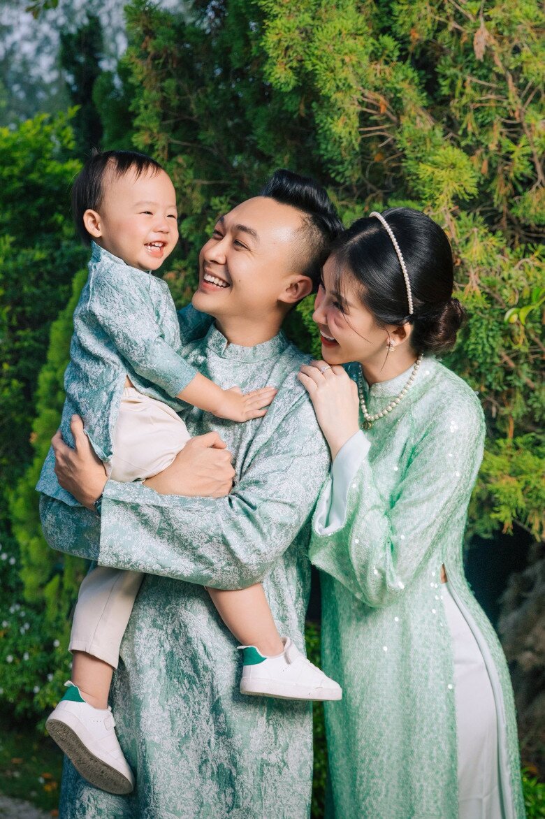 Gia đình hạnh phúc của Hoa hậu Lê Âu Ngân Anh và biên tập viên Phan Tô Ny.