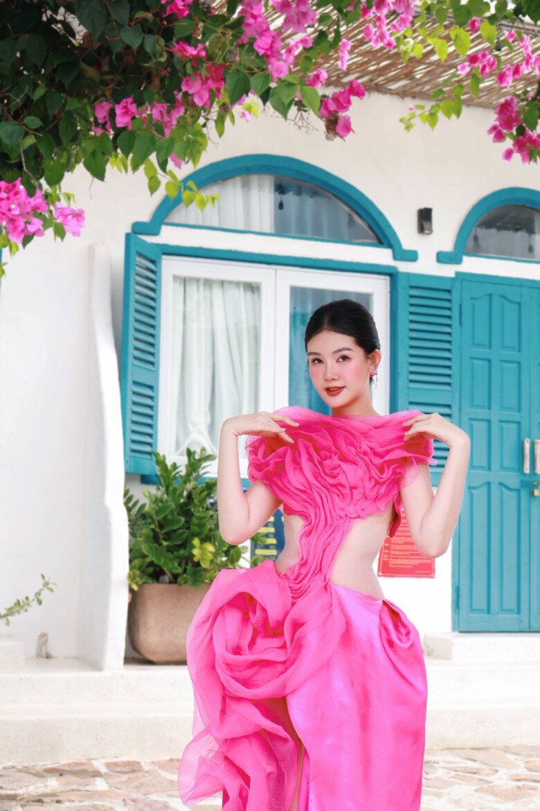 Nàng hậu hiện theo đuổi con đường học vấn, đang làm nghiên cứu sinh Tiến sĩ.