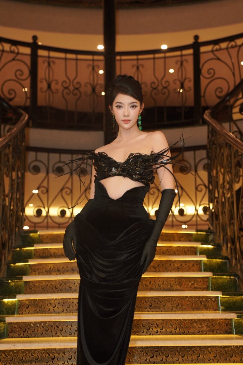 Hoa hậu Thu Uyên từng làm nhân viên khách sạn, sinh ra trong gia đình không giàu có.