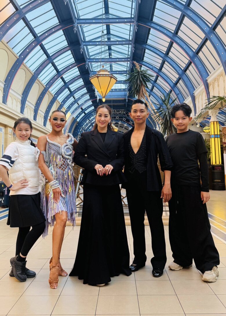 Khánh Thi và các đồng đội sang Anh tham gia giải đấu WDSF Blackpool DanceSport Festival tại Anh.
