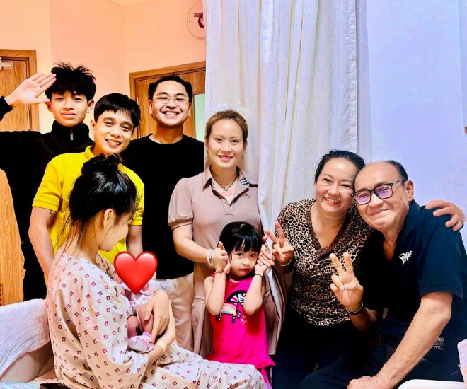 Lê Lộc hạ sinh con đầu lòng với Tuấn Dũng, đại gia đình Duy Phương đến viện mừng cháu ngoại ra đời.