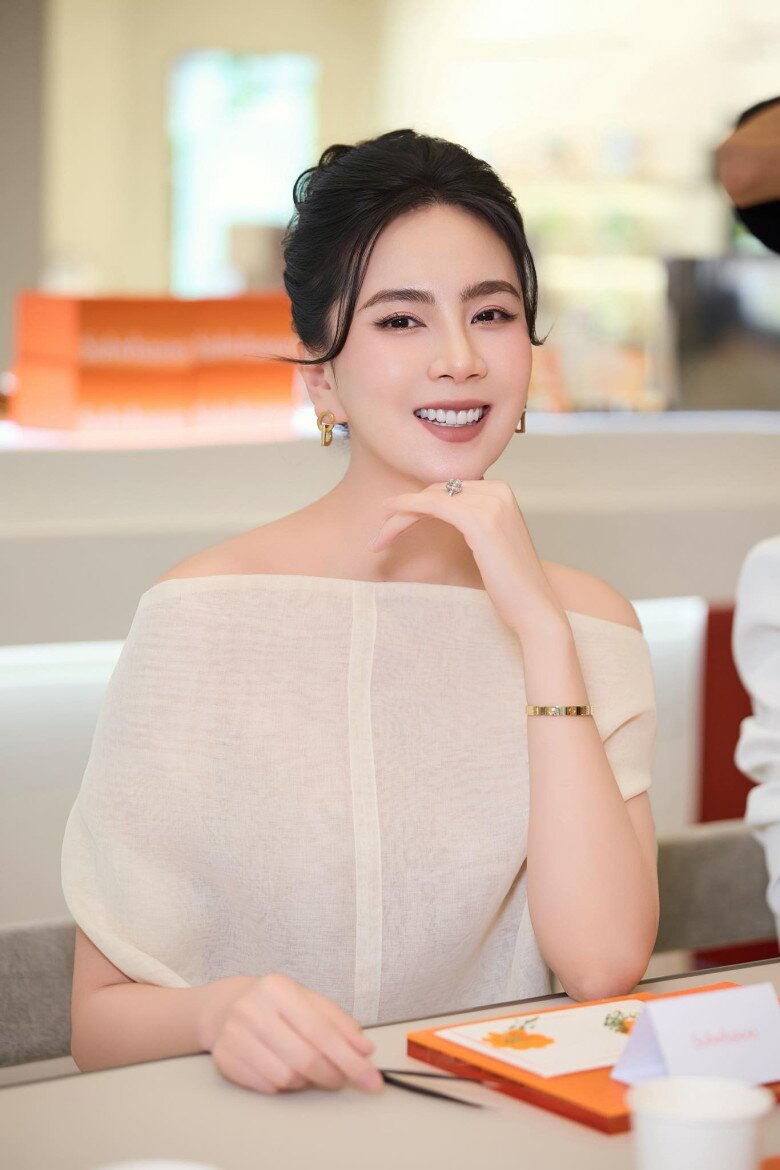 Khán giả mong chờ “MC đẹp nhất VTV” trở lại mạnh mẽ hơn sau thời gian dành cho gia đình.