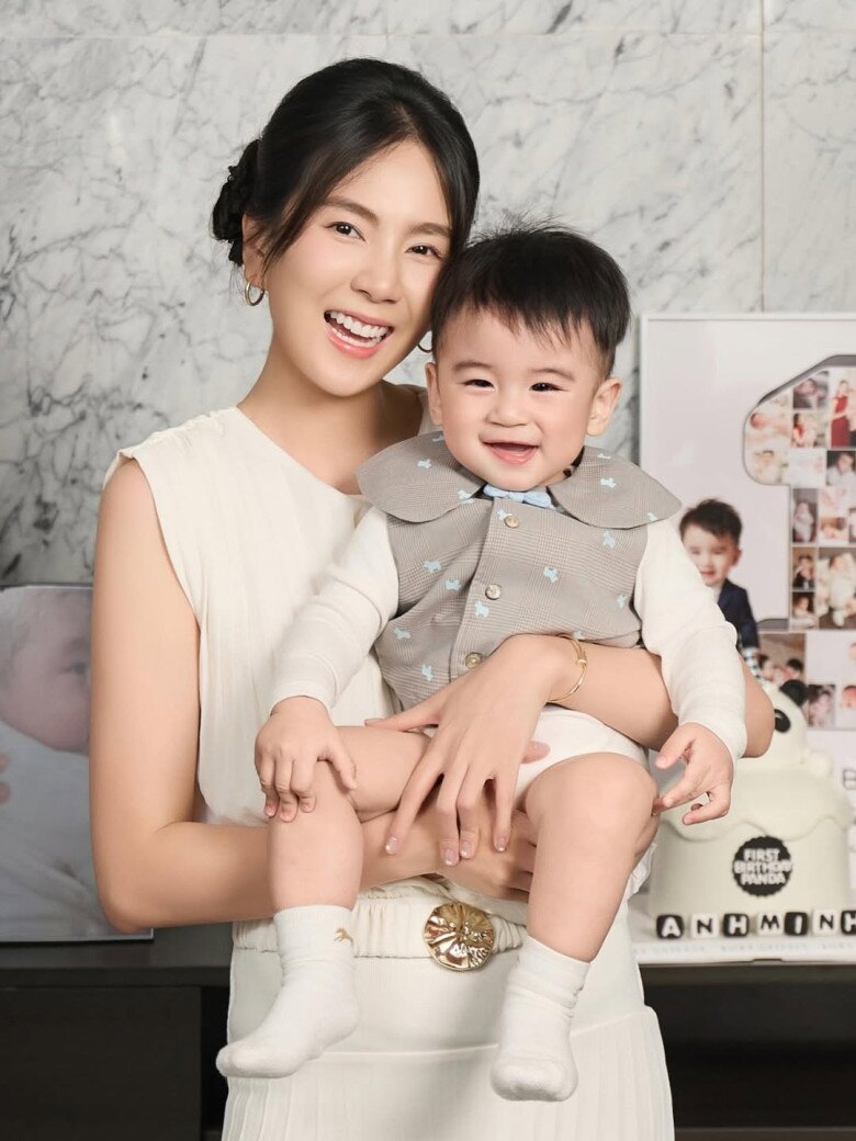 MC Mai Ngọc được khen ngợi nuôi con khéo léo, học hỏi nhiều kiến thức chăm sóc trẻ em.