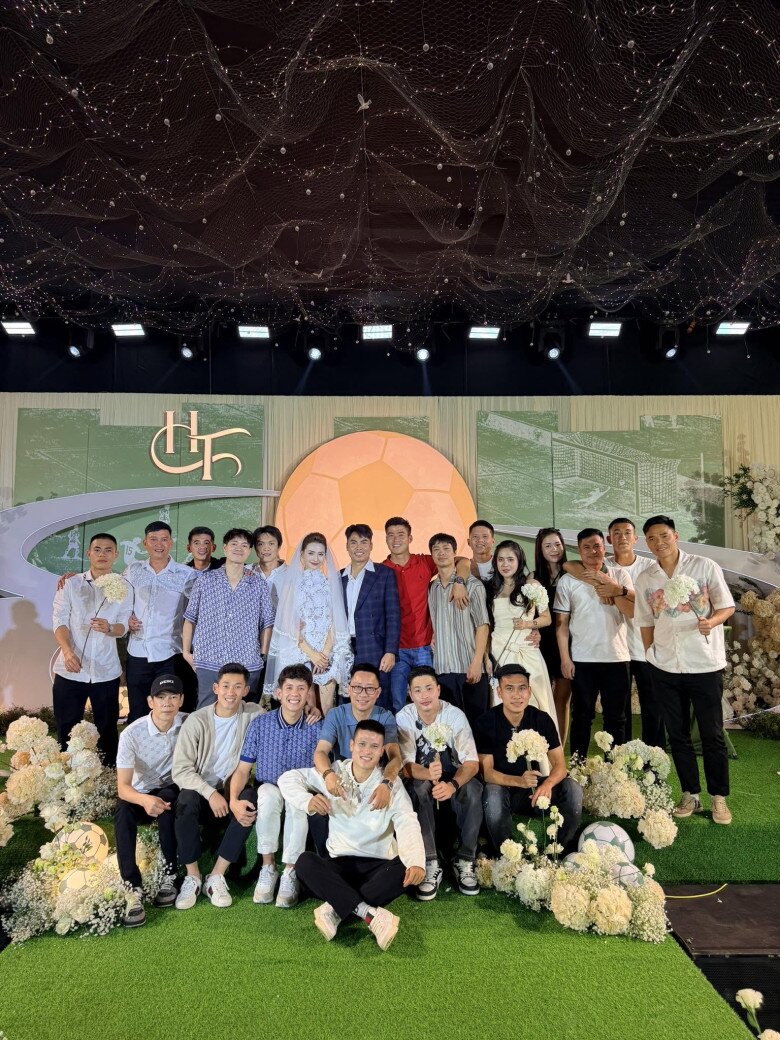 Dàn cầu thủ nổi tiếng tham dự đám cưới của Mù Tạt và Đức Huy.