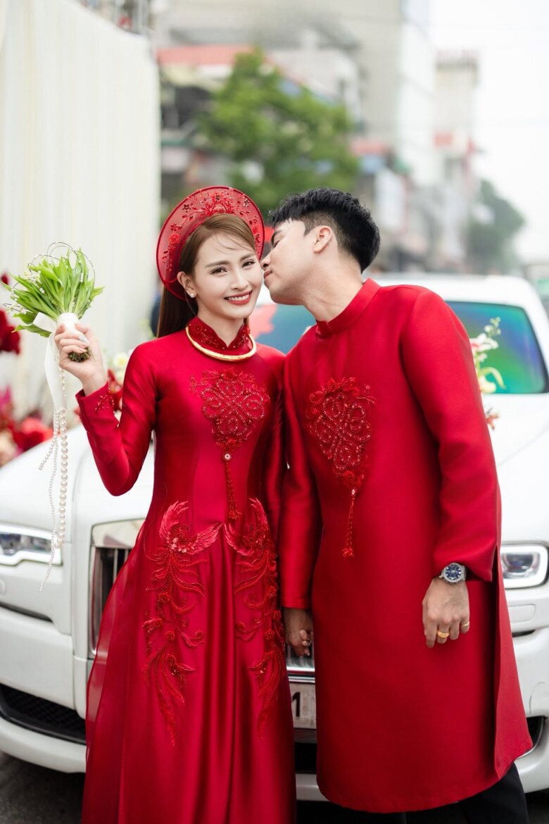 Cầu thủ Đức Huy đi xế sang đến rước MC Mù Tạt “về dinh”.
