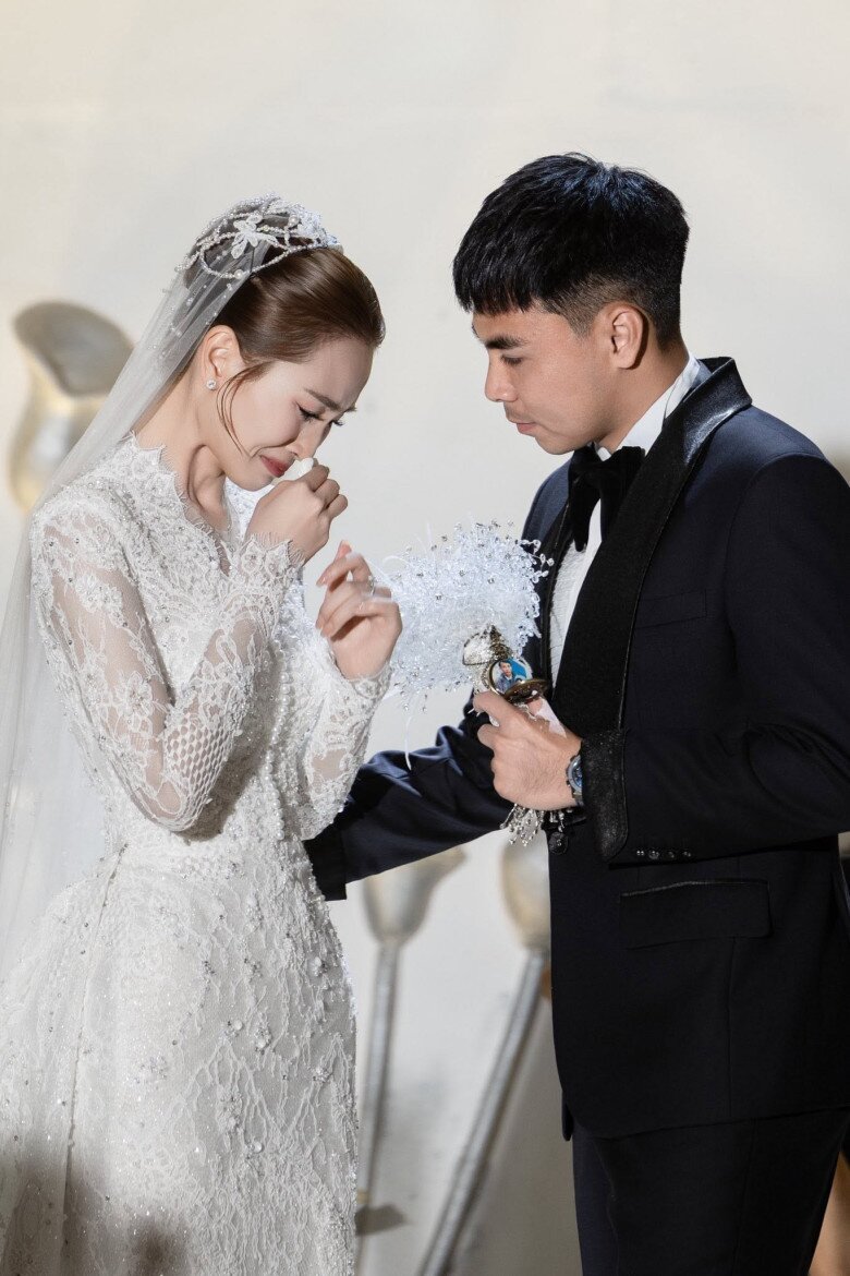 MC Mù Tạt xúc động trong đám cưới, chia sẻ về chuyện tình cảm với Đức Huy.