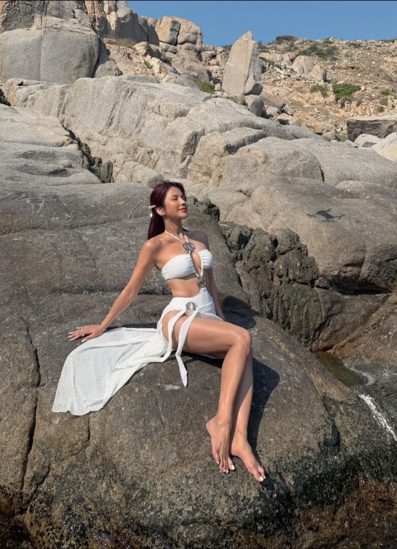 Diệp Lâm Anh phối bikini với phụ kiện đầy tinh tế, giúp tiết chế việc khoe da thịt quá đà.