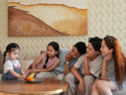 Giải trí - Con gái út nhà Khánh Thi - Phan Hiển "trắng phát sáng" trong ảnh gia đình, xinh xắn đáng yêu được cả nhà cưng chiều