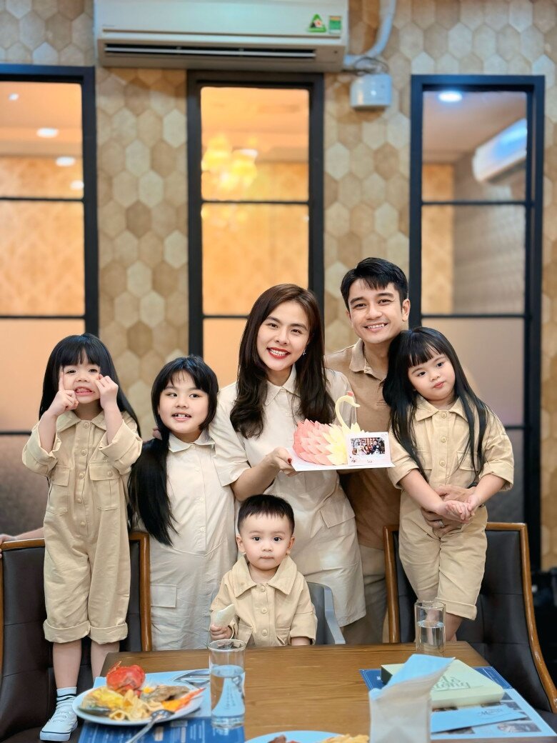 Gia đình hạnh phúc của Vân Trang và chồng doanh nhân.