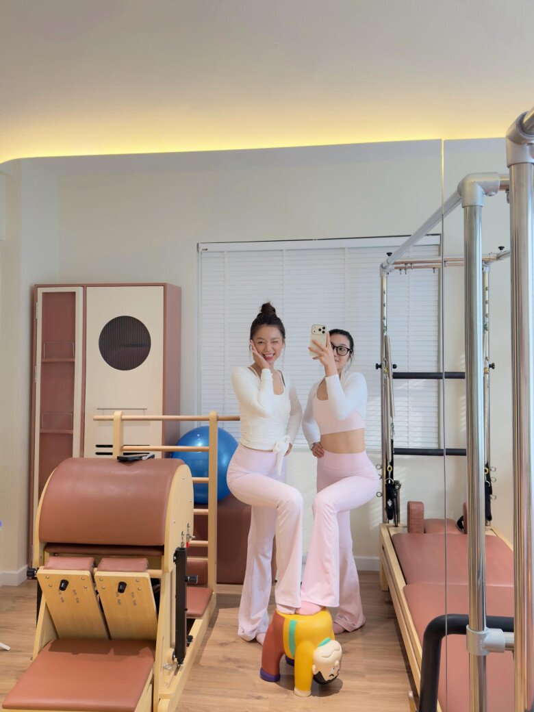 Lê Hạ Anh chăm chỉ tập luyện bộ môn pilates để giữ gìn vóc dáng trẻ trung, uyển chuyển.