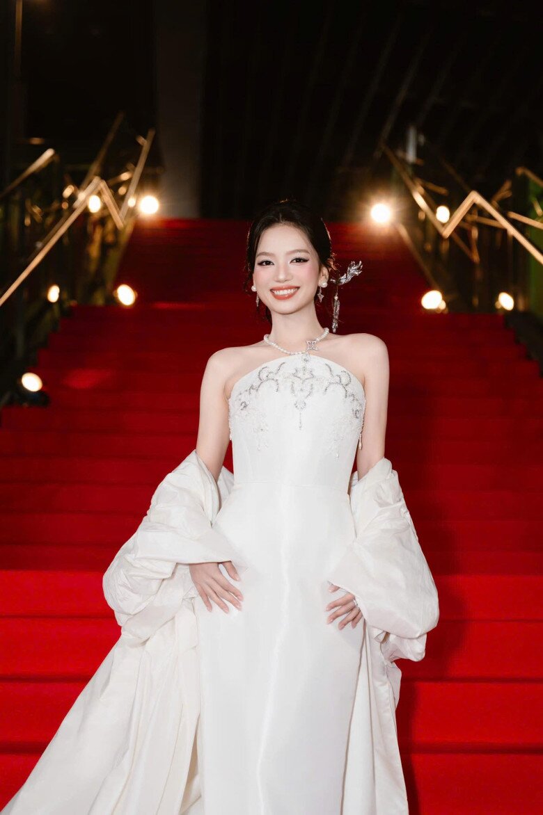 Mỗi lần xuất hiện trước công chúng, mỹ nhân Gia Lai đều ghi điểm bởi hình ảnh chỉn chu và rạng rỡ.
