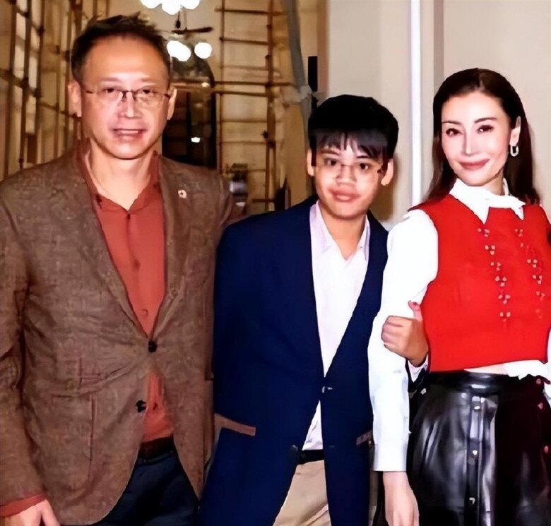 Gia đình 3 thành viên của Lý Gia Hân và doanh nhân Hứa Tấn Hanh.