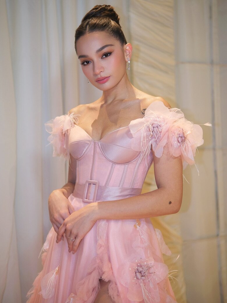 Bella Ysmael là tiểu thư của gia tộc giàu có lâu đời tại đảo quốc Philippines.