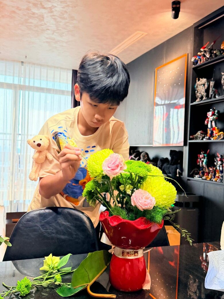 Không chỉ viết thư, bé Pu còn tự tay cắm hoa dành tặng cho bố trong ngày vui.