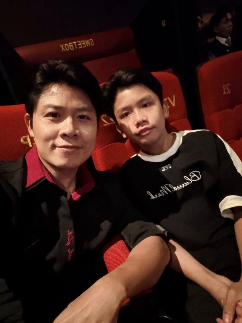 Con trai duy nhất của nhạc sĩ Nguyễn Văn Chung và vợ cũ.