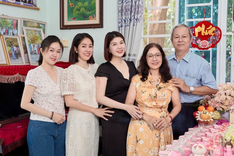 Cả 3 chị em gái của diễn viên Lê Phương đều thừa hưởng nhan sắc xinh đẹp từ mẹ.