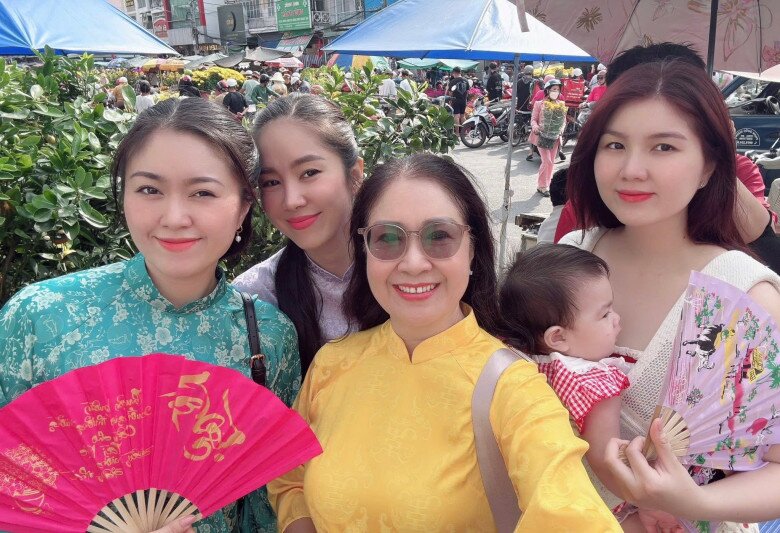 Các em gái của Lê Phương thường “gây sốt” mỗi khi xuất hiện cùng chị vì nhan sắc rạng rỡ.