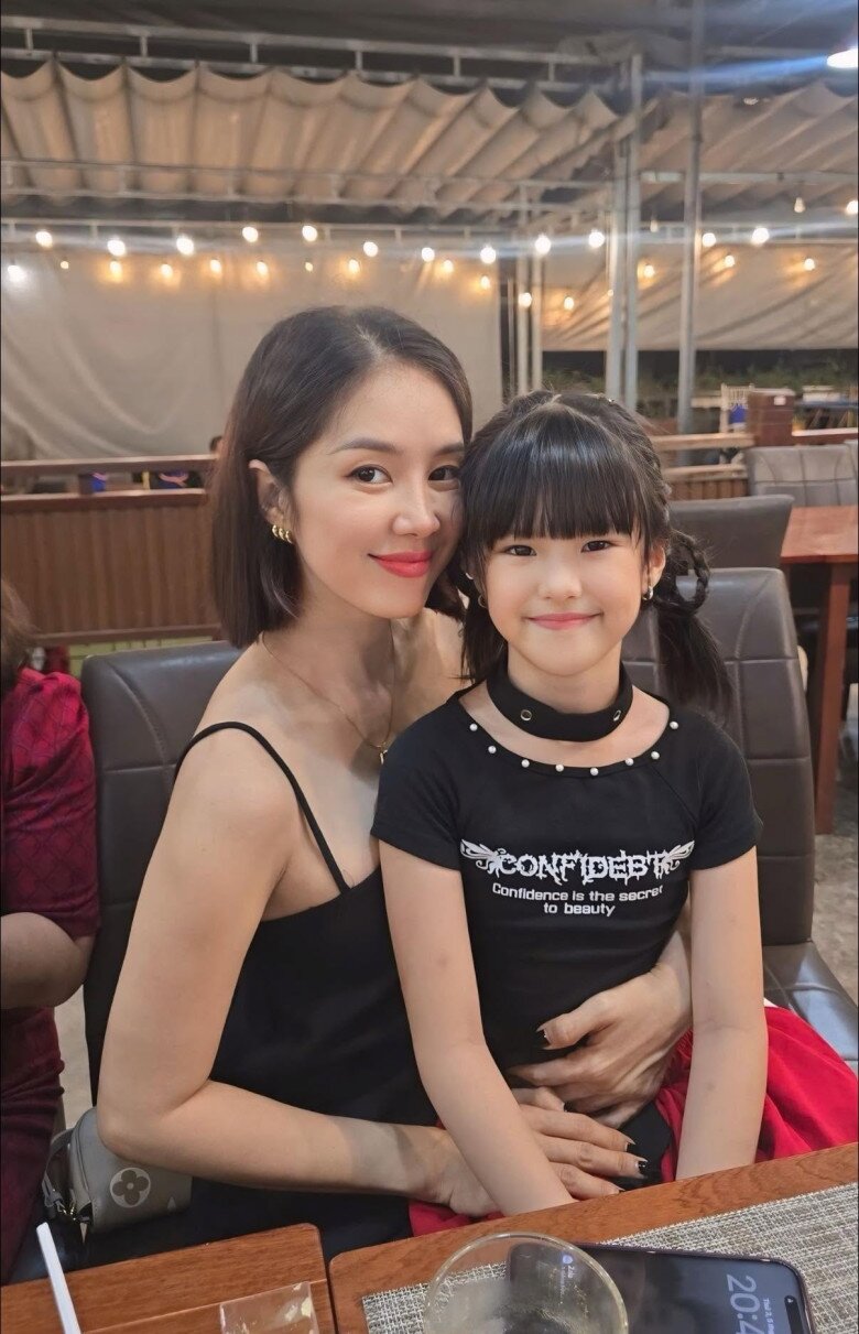 Bé Bông được nhiều khán giả yêu mến bởi sự đáng yêu, dạn dĩ.