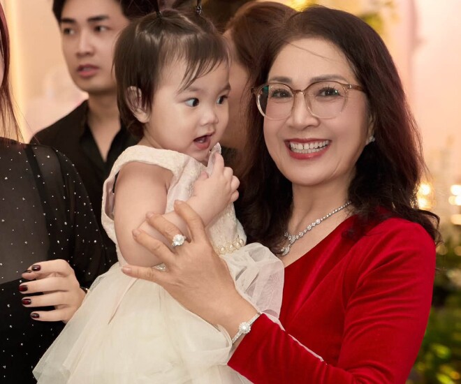 Lê Phương tự hào nhận xét mẹ ruột “đẹp nhất nhà”.