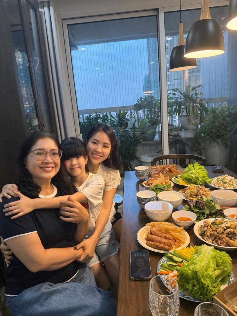 Nhan sắc xinh đẹp 3 đời nhà Lê Phương ngồi cạnh nhau.