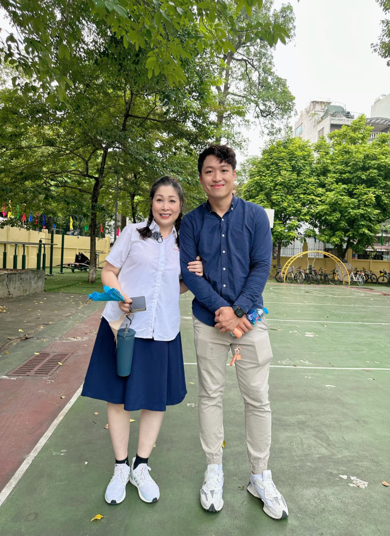 Con trai duy nhất của NSND Hồng Vân sở hữu ngoại hình điển trai, chiều cao nổi bật.