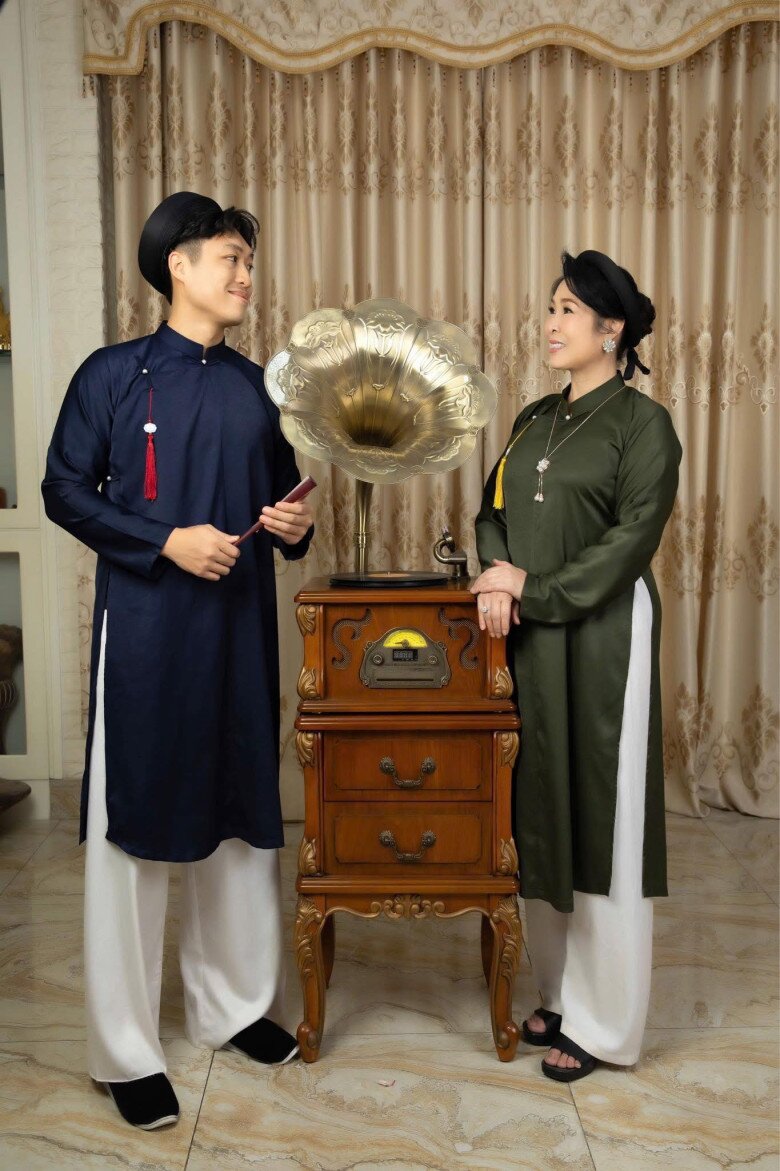 Quý tử duy nhất của Hồng Vân giỏi giang, phụ giúp mẹ chuyện kinh doanh.