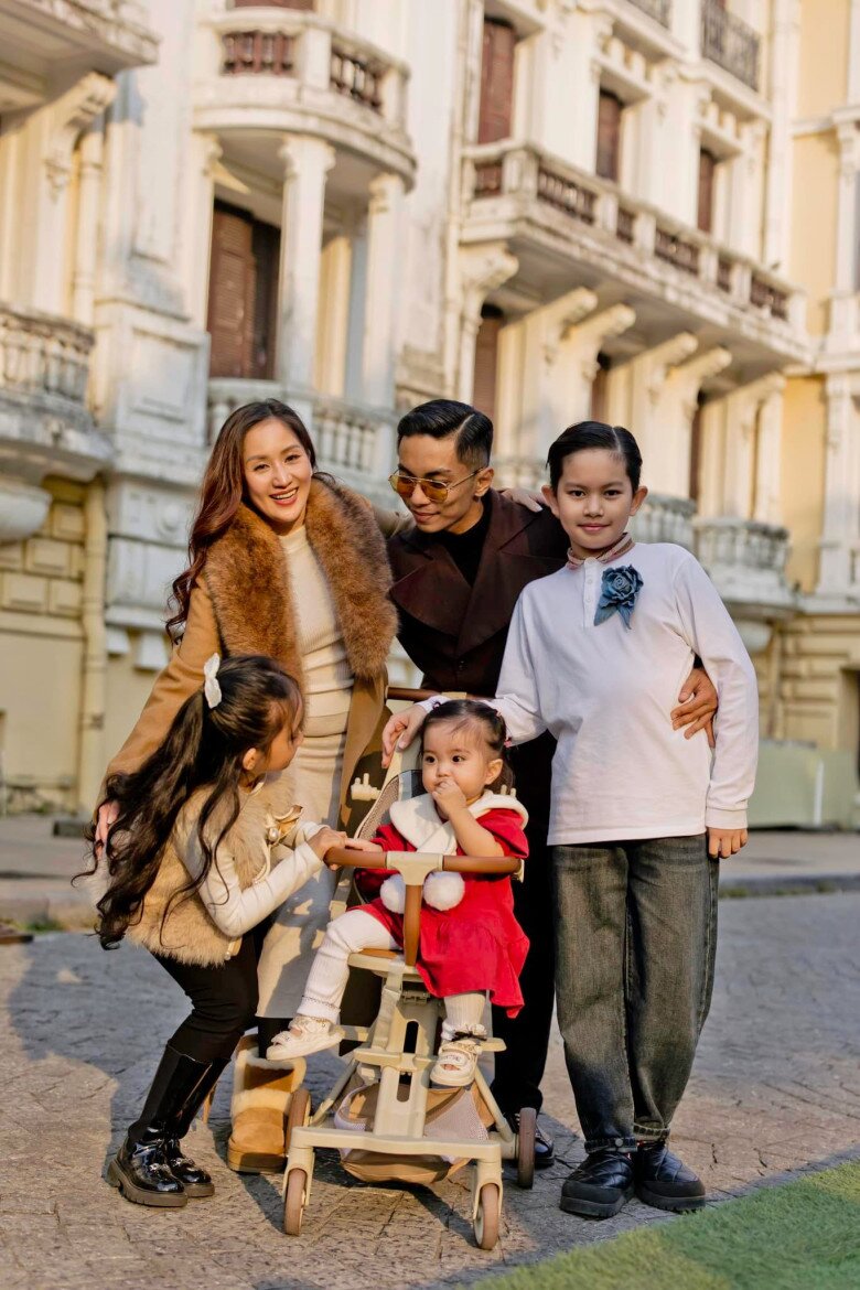 Khánh Thi được khen “khéo đẻ” vì cả 3 con đều hưởng trọn nét đẹp từ bố mẹ.