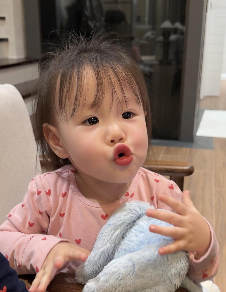 Phương Oanh hài hước gọi Jenny là thánh dỗi của cả nhà.
