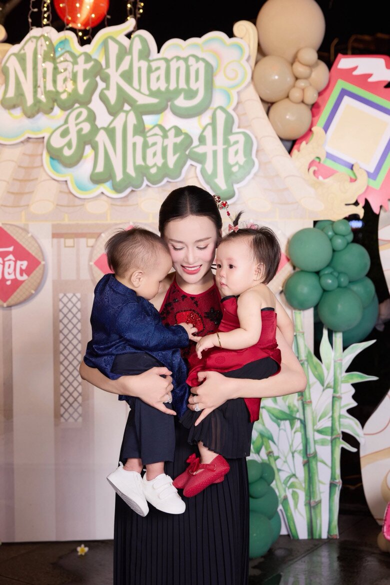 Diễn viên Phương Oanh chăm sóc đủ đầy, thường xúc động trước những khoảnh khắc trưởng thành của các con.