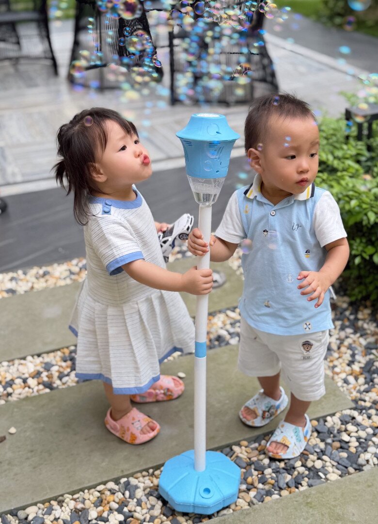 Dù là song sinh nhưng Jimmy và Jenny có tính cách hoàn toàn trái ngược nhau.