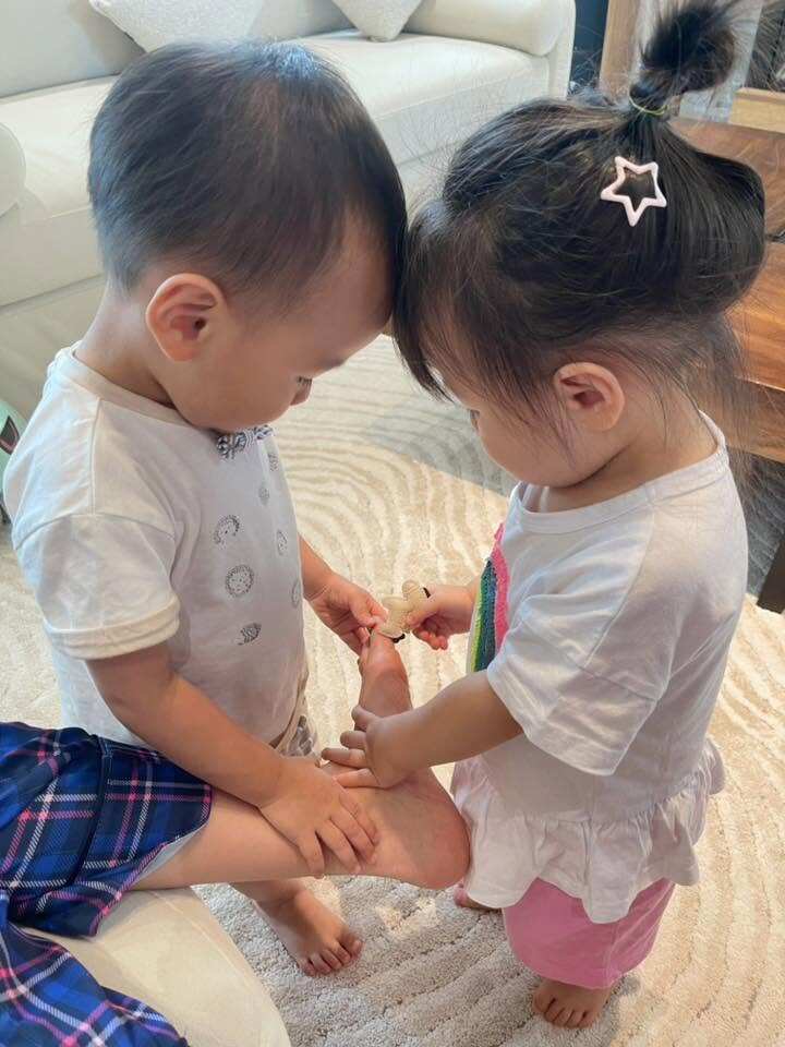 Cặp song sinh Jimmy và Jenny cùng cắt móng chân cho Phương Oanh.