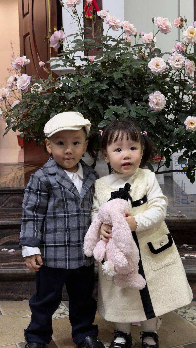 Phương Oanh dành thời gian để chăm sóc cặp song sinh Jenny và Jimmy.