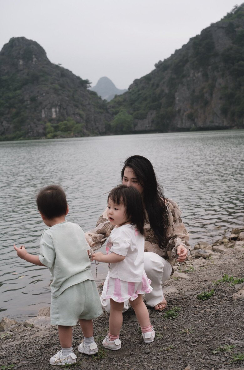 Nữ diễn viên một mình chăm 2 con song sinh.