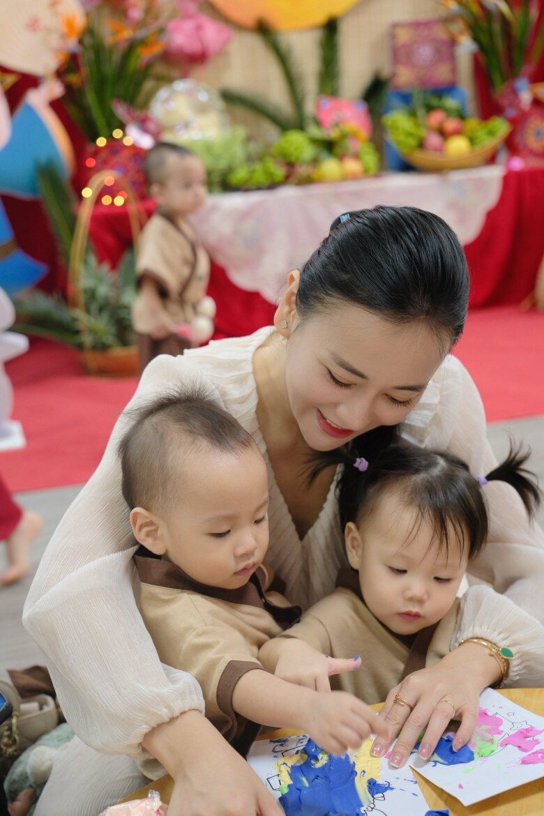 Phương Oanh cho 2 con song sinh đi học mẫu giáo sớm.