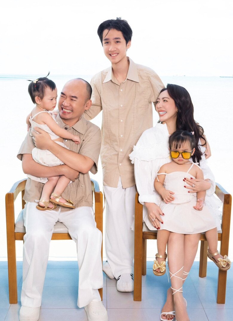 Gia đình hạnh phúc của vợ chồng Thu Trang và Tiến Luật.