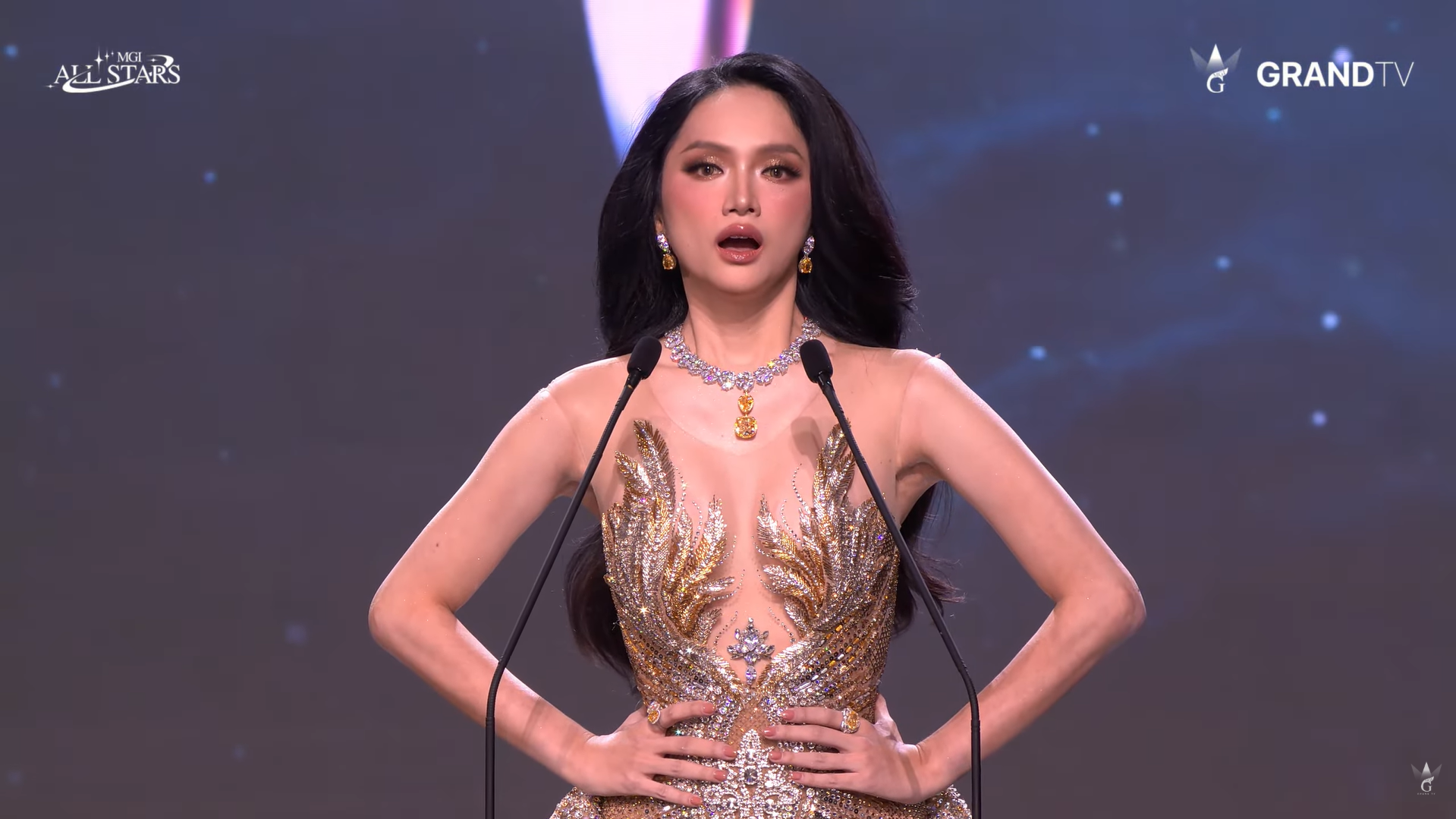 emHương Giang tiếp tục nuốt mic bằng tiếng Anh ở phần thi ứng xử Top 3./em