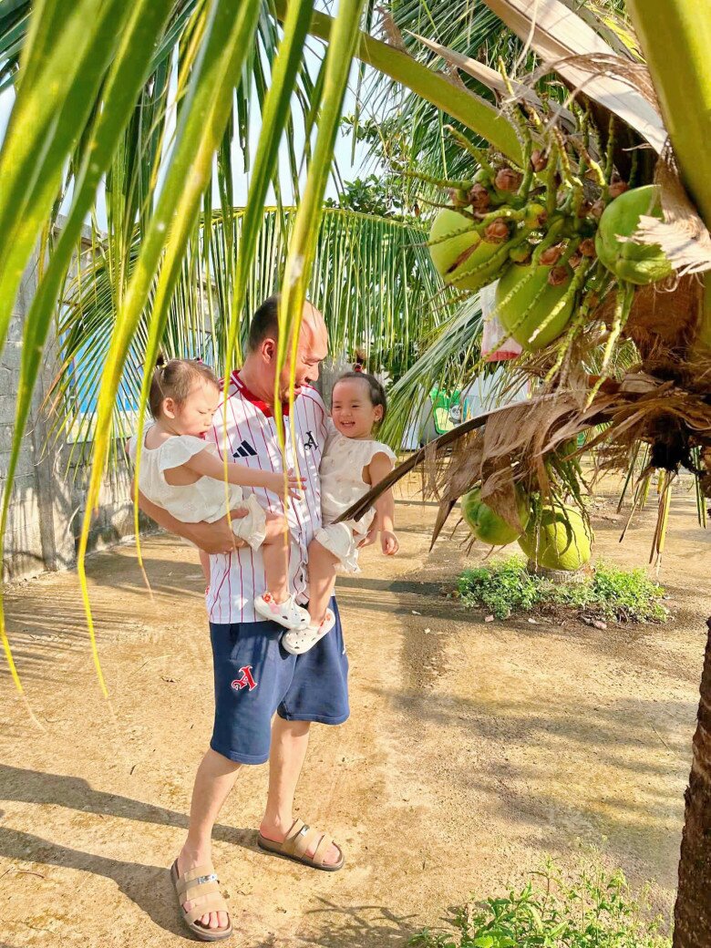 Cặp song sinh Jolie và Jency thích thú khi được vui chơi ở khu vườn rộng, cười tít mắt cực đáng yêu.