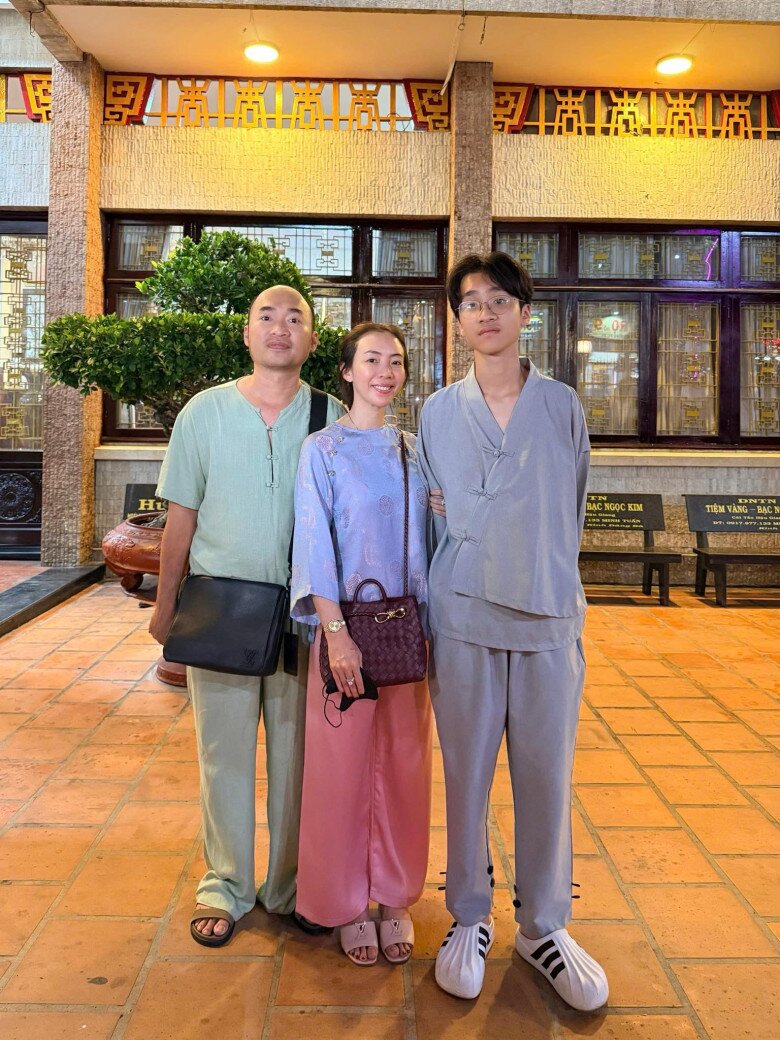 Con trai đầu lòng điển trai và cao ráo của cặp đôi nghệ sĩ.
