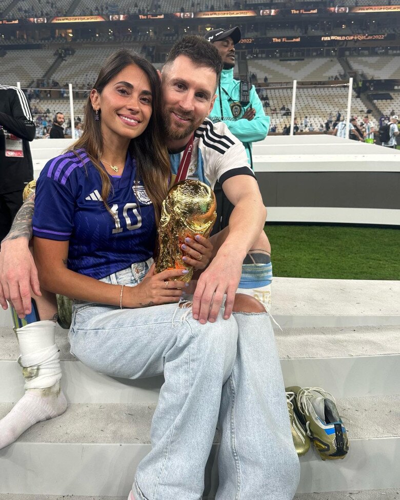 Bà xã Messi luôn là hậu phương vững chắc của chồng trong mọi hành trình.