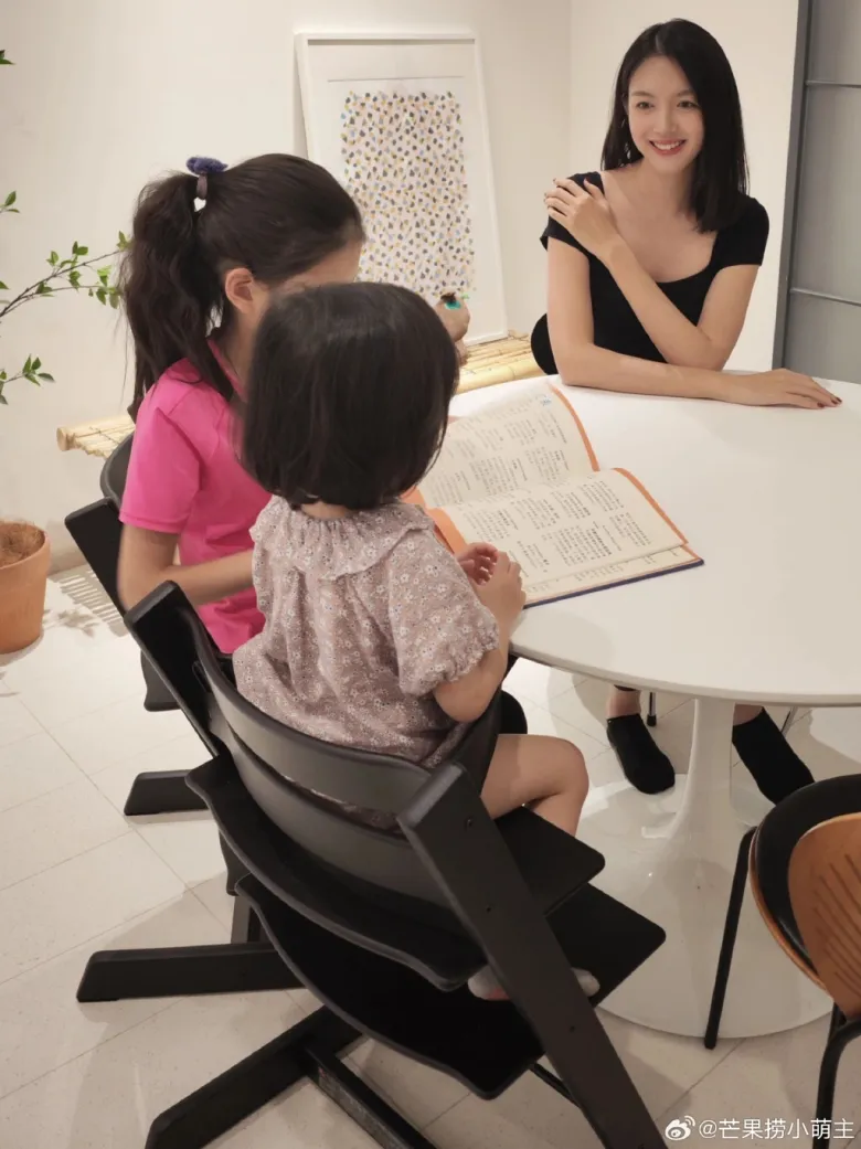 Hoa hậu Trương Tử Lâm giấu kín mặt 2 con gái.