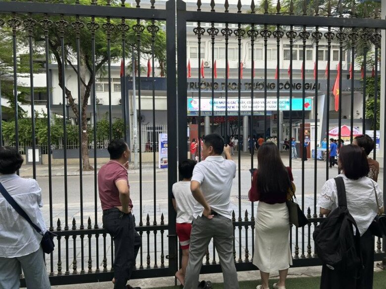 Nam nghệ sĩ hài hước chia sẻ cảnh các phụ huynh cùng hóng con trước cổng trường thi.